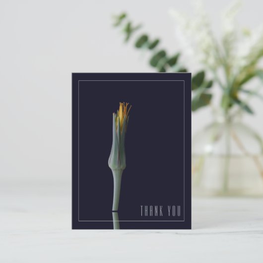 パーソナライズされたシンプルでエレガントな花の黒の感謝メッセージ ポストカード (スタンド正面)