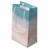 パーソナライズされたシーサイドビーチブルーシーサンドテンプレート スモールペーパーバッグ (裏面アングル)