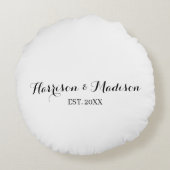 パーソナライズされたスクリプトカップル名の日結婚の値 ラウンドクッション (裏面)