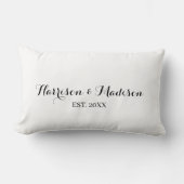 パーソナライズされたスクリプトカップル名の日結婚の値 ランバークッション (正面)