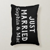 パーソナライズされたスタイリッシュモダンミニマルたった今結婚しました アクセントクッション (正面(垂直))