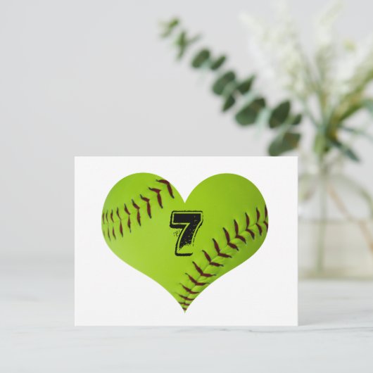 パーソナライズされたソフトボールハート ポストカード (スタンド正面)
