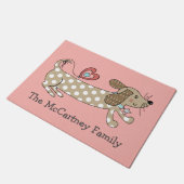 パーソナライズされたソーセージドッグダッシュンドハウス ドアマット (アングル)