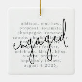 パーソナライズされたタイポグラフィ語婚約した セラミックオーナメント (裏面)