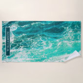 パーソナライズされたターコイズの海と波 ビーチタオル (正面)