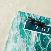 パーソナライズされたターコイズの海と波 ビーチタオル (インサイチュ)