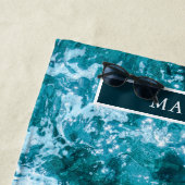 パーソナライズされたターコイズの海と波 ビーチタオル (インサイチュ)