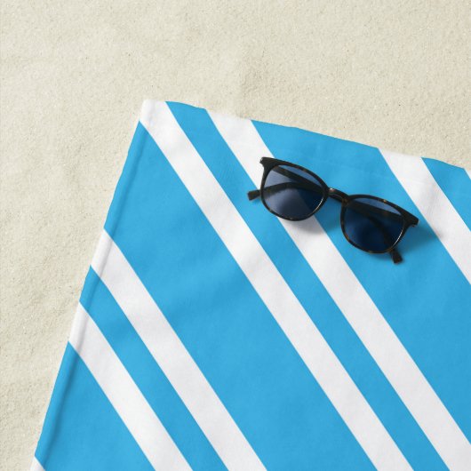 パーソナライズされたターコイズブルーと白ストライプ色 ビーチタオル (インサイチュ)