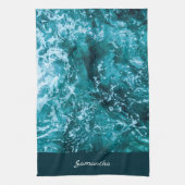 パーソナライズされたターコイズ海と波モダン キッチンタオル (縦)