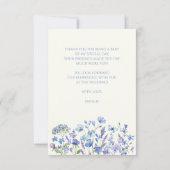 パーソナライズされたダスティーブルーのワイルドフラワーのブライズシャワー サンキューカード (裏面)