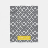 パーソナライズされたダークグレーとイエロークローバー フリースブランケット (正面)