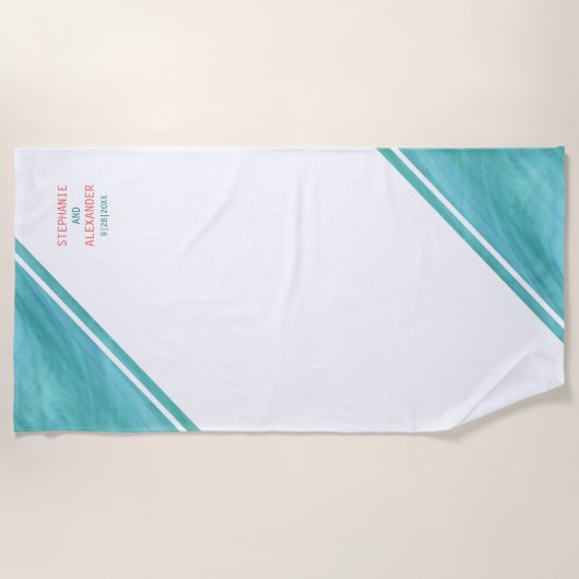 パーソナライズされたティール(緑がかった色)サンゴ結婚類 ビーチタオル (正面)