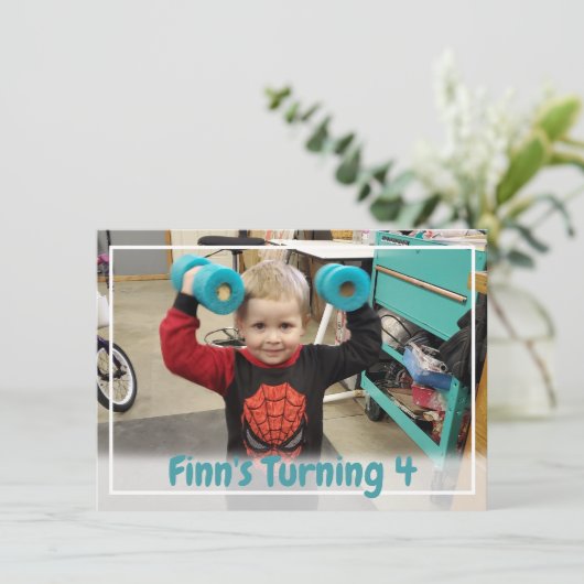 パーソナライズされたティール（緑がかった色）ブルーボーイズフォト誕生日 招待状 (スタンド正面)