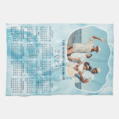 パーソナライズされたティール(緑がかった色)ブルー2025フォトカレンダー キッチンタオル (横)