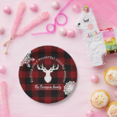 パーソナライズされたトナカイ赤と黒バッファローのプレイド ペーパープレート (パーティー)