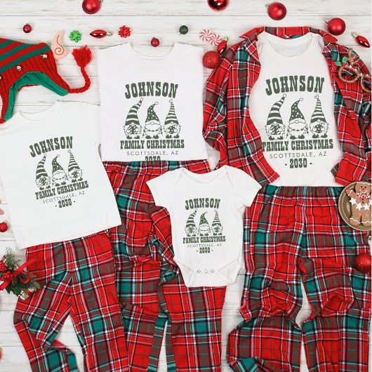 パーソナライズされたトレンディーグリーン格言ファミリークリスマス Tシャツ