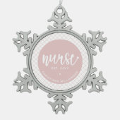 パーソナライズされたナースRN卒業エレガント スノーフレークピューターオーナメント (正面)
