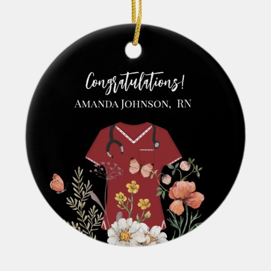 パーソナライズされたナースRN LPN NPマルーンスクラップ セラミックオーナメント (正面)