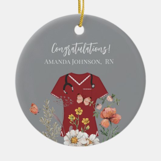 パーソナライズされたナースRN LPN NPマルーンスクラップ セラミックオーナメント (正面)