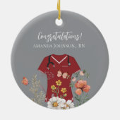 パーソナライズされたナースRN LPN NPマルーンスクラップ セラミックオーナメント (裏面)