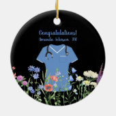 パーソナライズされたナースRN LPN NP青スクラブ セラミックオーナメント (裏面)