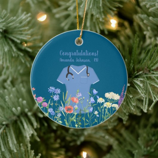 パーソナライズされたナースRN LPN NP青スクラブ セラミックオーナメント (ツリー)
