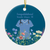 パーソナライズされたナースRN LPN NP青スクラブ セラミックオーナメント (正面)