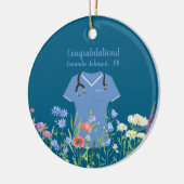 パーソナライズされたナースRN LPN NP青スクラブ セラミックオーナメント (左)