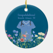 パーソナライズされたナースRN LPN NP青スクラブ セラミックオーナメント (裏面)