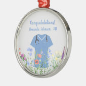 パーソナライズされたナースRN LPN NP青スクラブ メタルオーナメント (左)