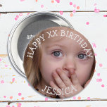 パーソナライズされたハッピーバースデーガールボタン 缶バッジ<br><div class="desc">この誕生日ボタンをカスタマイズするには、地域のこのボタンに娘の写真、名前、誕生日の年齢を追加しカスタマイズてください。</div>