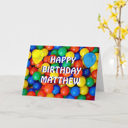 パーソナライズされたハッピーバースデーボール・ピットをテーマにした少年 カード (黄色い花)