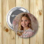 パーソナライズされたハッピーバースデー名と写真 缶バッジ<br><div class="desc">この誕生日ボタンをカスタマイズするには、お子様の写真と名前をエリア内のこのハッピーバースデーボタンに追加カスタマイズします。</div>