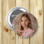 パーソナライズされたハッピーバースデー名と写真 缶バッジ<br><div class="desc">この誕生日ボタンをカスタマイズするには、お子様の写真と名前をエリア内のこのハッピーバースデーボタンに追加カスタマイズします。</div>