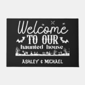 パーソナライズされたハロウィン幽霊のよく出るハウス ドアマット (正面)