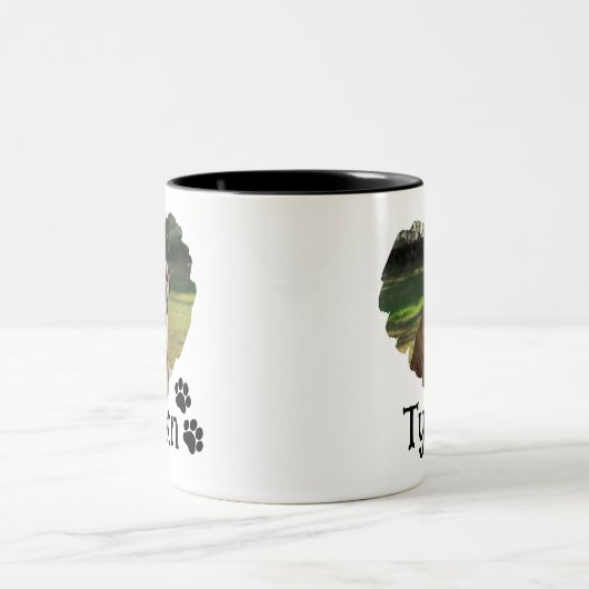 パーソナライズされたハートとポーズペットの写真 ツートーンマグカップ (中央)