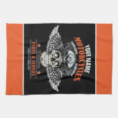 パーソナライズされたバイクもしくは自転車に乗る人飛んでいるスカルショップ キッチンタオル (横)