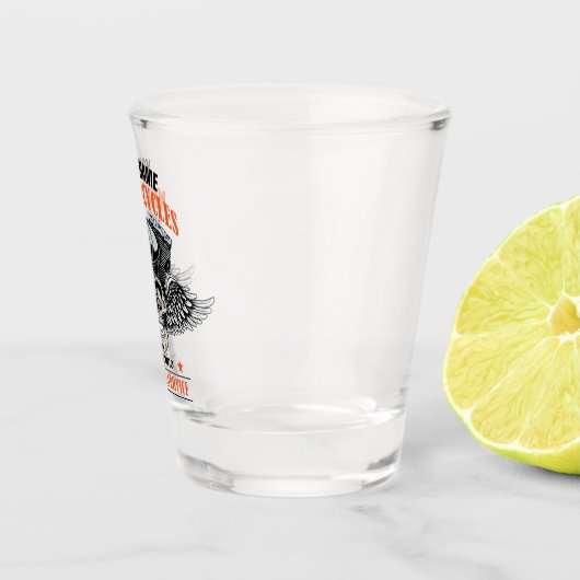 パーソナライズされたバイクもしくは自転車に乗る人飛んでいるスカルショップ ショットグラス (右)