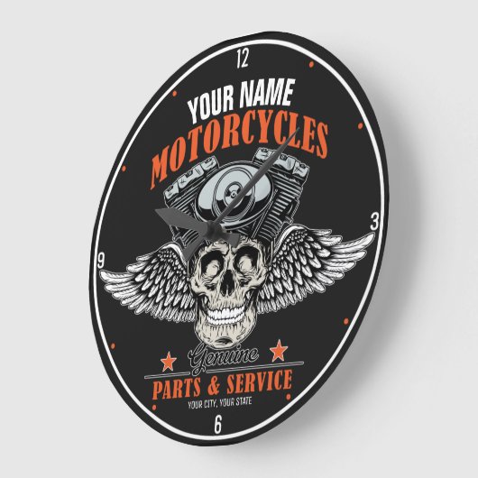 パーソナライズされたバイクもしくは自転車に乗る人飛んでいるスカルショップ ラージ壁時計 (傾斜)