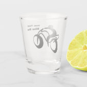 パーソナライズされたバイクもしくは自転車に乗る人 ショットグラス (裏面)