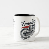 パーソナライズされたバイク飛んでいるタイヤバイクもしくは自転車に乗る人店 ツートーンマグカップ (正面右)