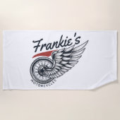 パーソナライズされたバイク飛んでいるタイヤバイクもしくは自転車に乗る人店 ビーチタオル (正面)