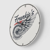 パーソナライズされたバイク飛んでいるタイヤバイクもしくは自転車に乗る人店 ラージ壁時計 (傾斜)