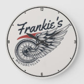 パーソナライズされたバイク飛んでいるタイヤバイクもしくは自転車に乗る人店 ラージ壁時計 (正面)