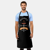 パーソナライズされたバーベキューネーム&プレイスグリルBBQ エプロン (着用した状態)