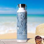 パーソナライズされたビーチブルー海シーライフ ウォーターボトル<br><div class="desc">青のクラシック色の海岸模様パーソナライズされたは、海の馬、クラゲ、珊瑚、ヒトデ、海藻、貝殻など様々な海の生き物が特徴で、ビーチの一日にピッタリの水瓶。</div>