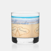 パーソナライズされたビーチ結婚式ハートイン・サンド・フェイバー ウイスキーグラス (正面)