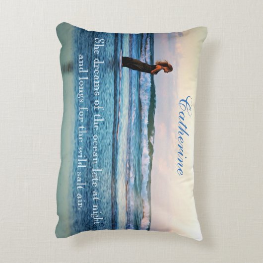 パーソナライズされたビーチ「She Dreams」 アクセントクッション (裏面(縦))