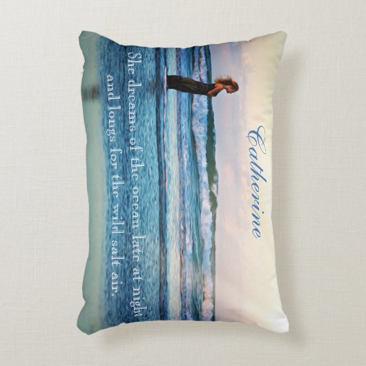 パーソナライズされたビーチ「She Dreams」 アクセントクッション (正面(垂直))