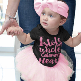 パーソナライズされたピンクが私の叔父のハート ベビーボディスーツ